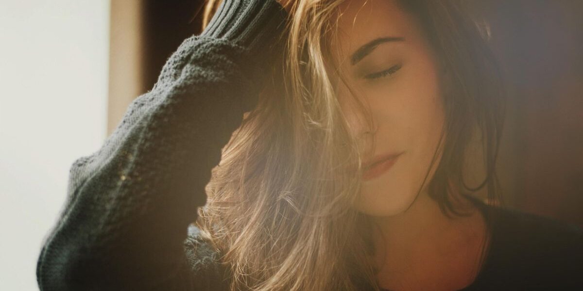Can Bed Bugs Live In Human Hair-woman-scratching-hair