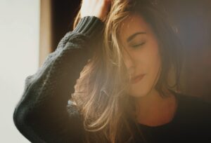 Human Hair-a-woman-scratching-their-hair Can Bed Bugs Live In Human Hair-a-woman-scratching-their-hair
